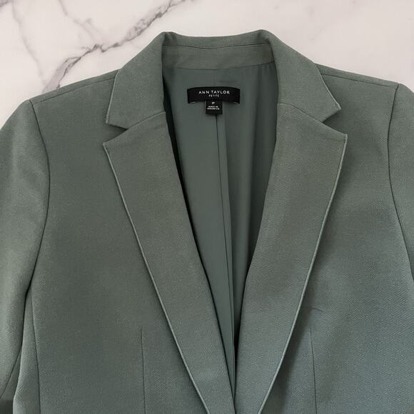 Ann Taylor Hutton Blazer in Twill Dusty willow green Size 2 Petit Career classic - Picture 6 of 11